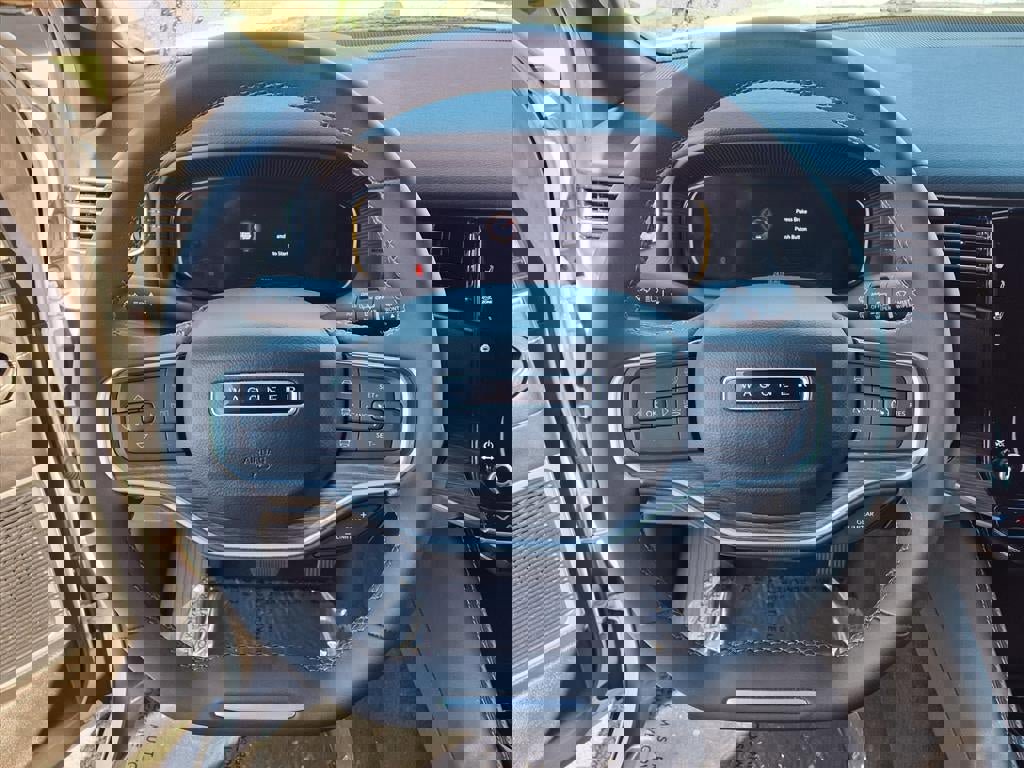 Used 2024 Jeep Wagoneer L Series II w/ Premium Group I image 9