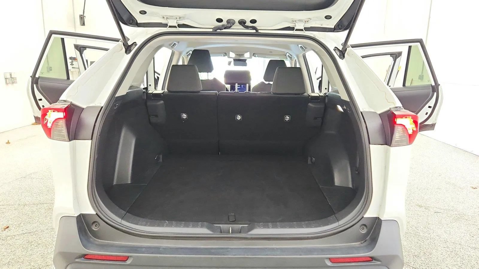 Used 2024 Toyota RAV4 XLE FWD image 37