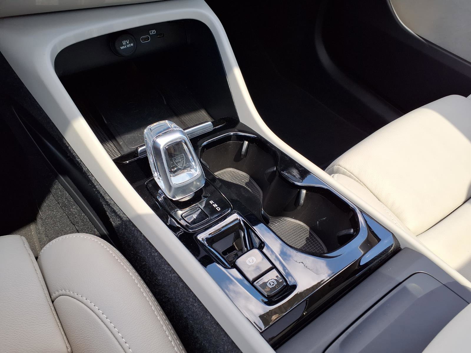 Certified 2023 Volvo XC40 B5 Plus AWD/4WD image 25