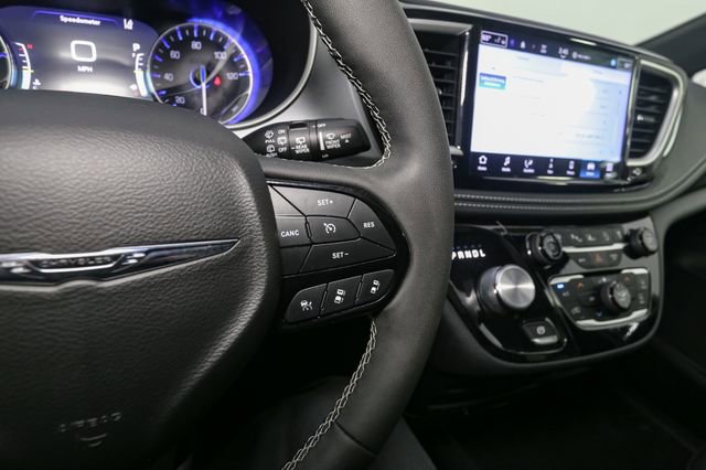 Used 2022 Chrysler Pacifica Touring-L w/ Uconnect Theater Family Group AWD/4WD image 36
