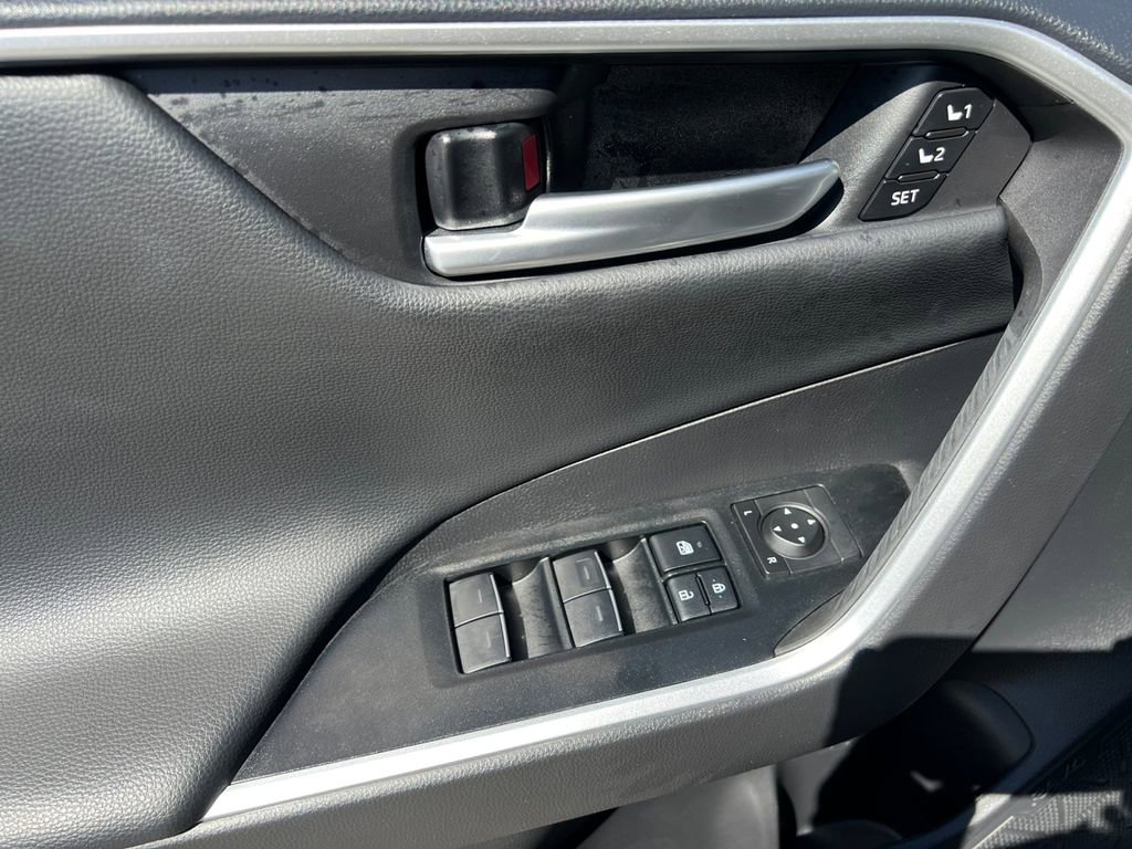 Used 2025 Toyota RAV4 Limited w/ Advanced Technology Package image 11
