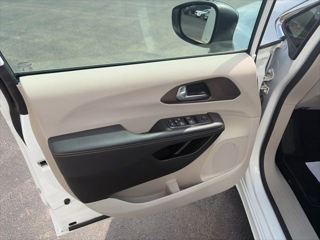 Used 2024 Chrysler Voyager LX FWD image 8