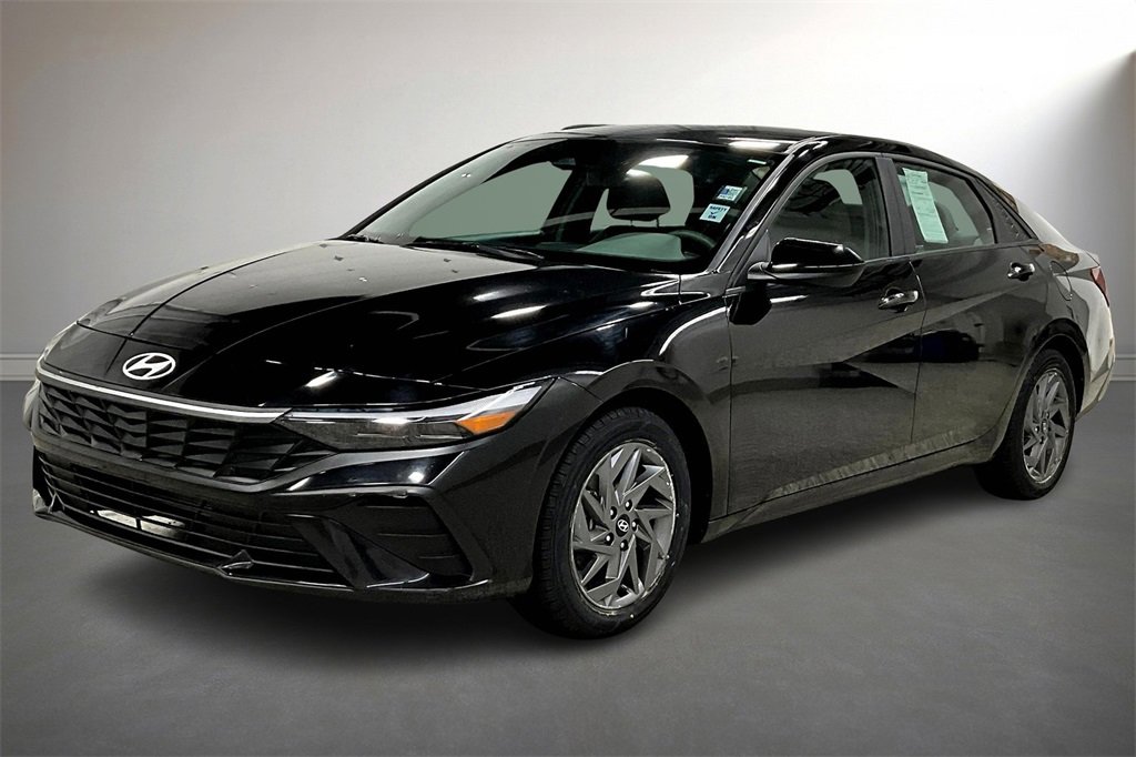 Used 2024 Hyundai Elantra SEL image 3