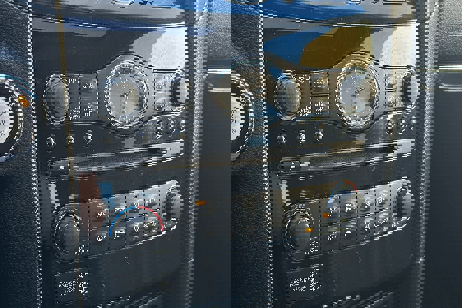 Used 2017 INFINITI QX70 AWD w/ Premium Package image 23