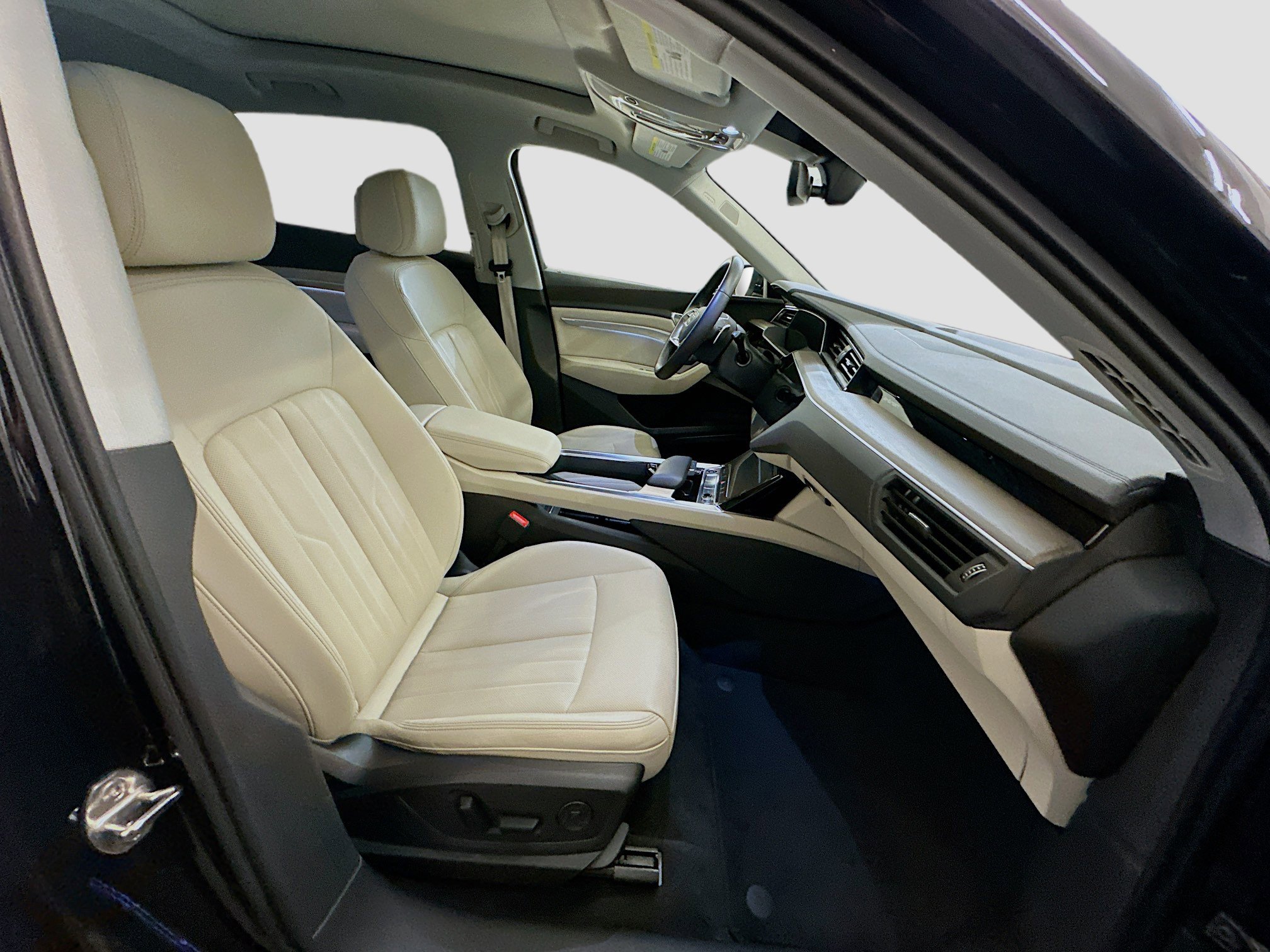 Used 2024 Audi Q8 e-tron Premium Plus w/ Premium Plus Package image 34