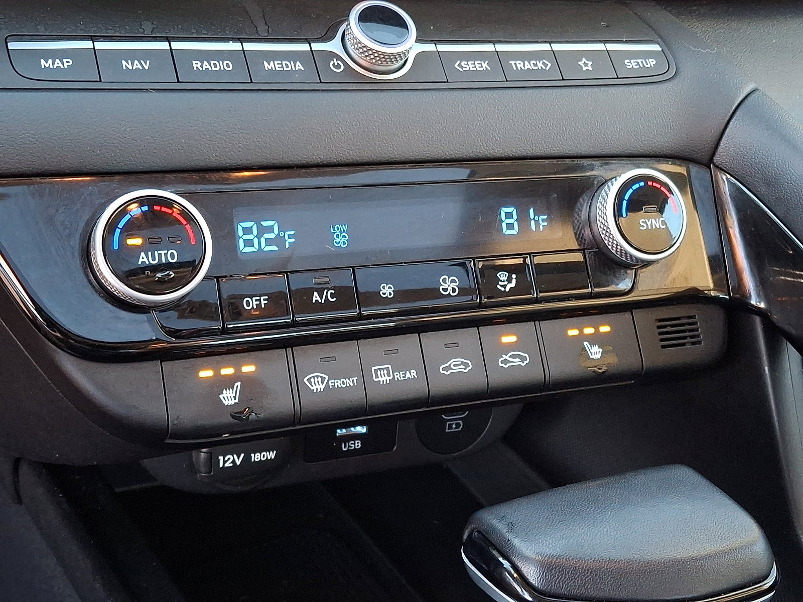 Certified 2024 Hyundai Elantra Limited FWD image 17