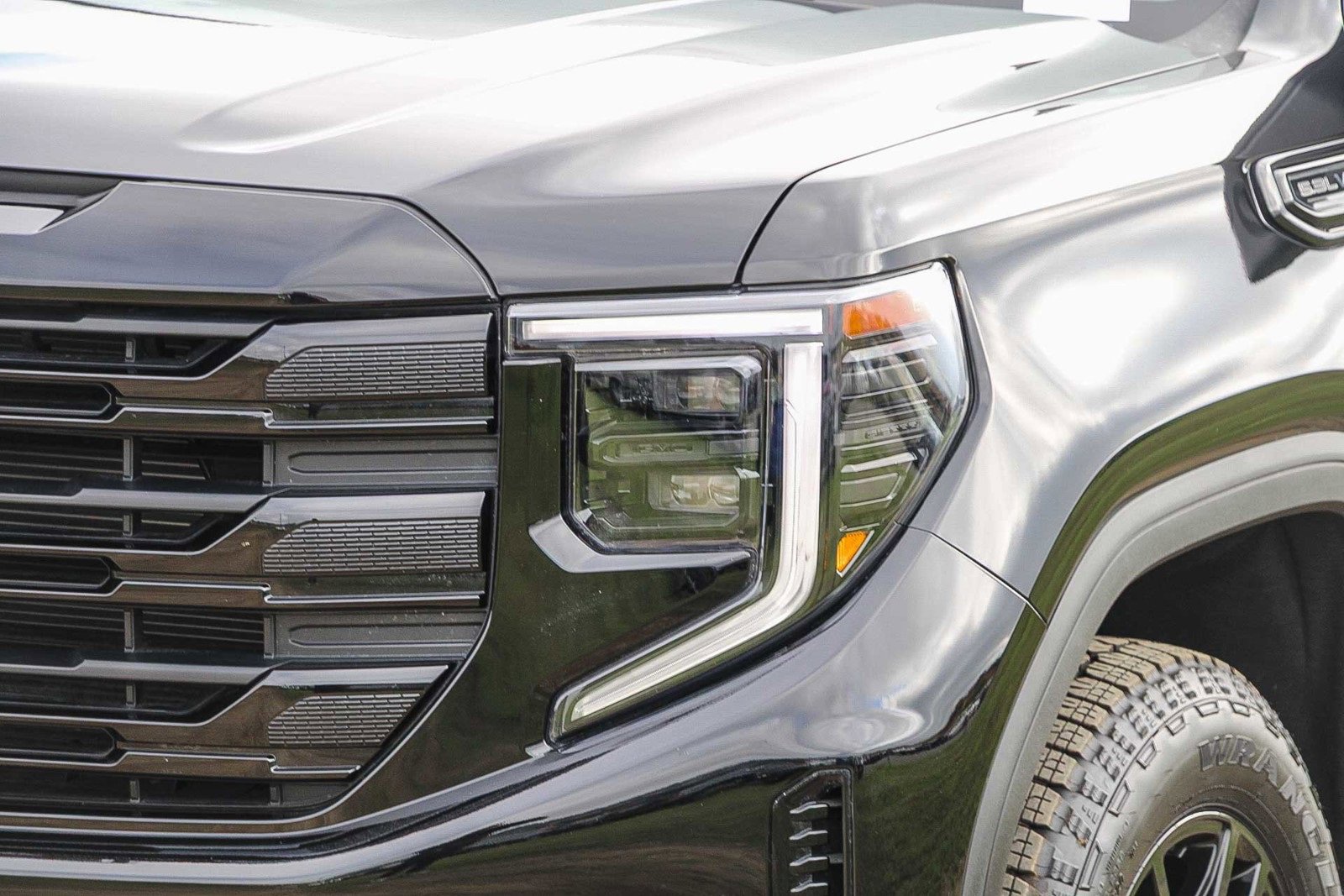 Used 2025 GMC Sierra 1500 Elevation w/ Preferred Package image 8