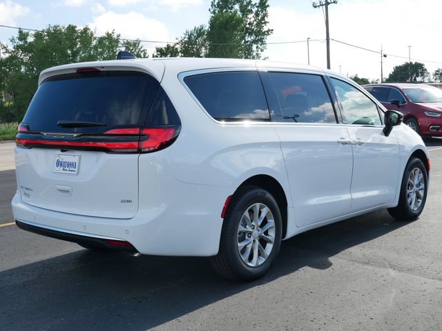 New 2027 Chrysler Pacifica Select AWD/4WD image 7