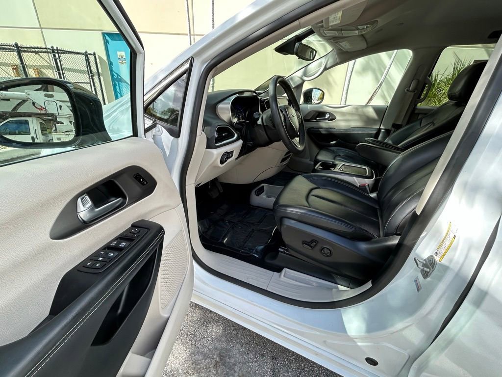 Certified 2024 Chrysler Pacifica Touring-L image 15