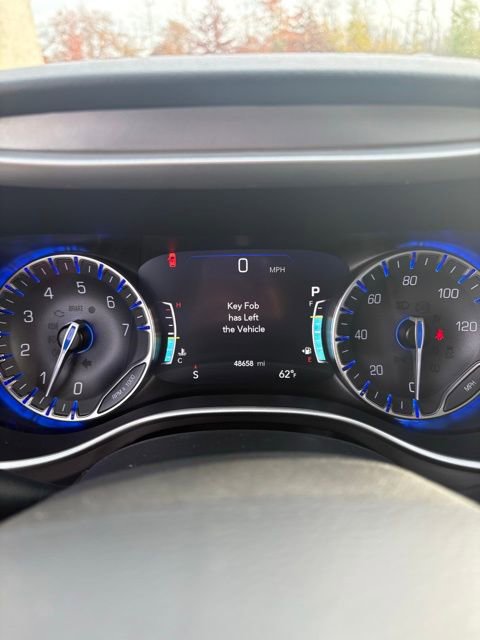 Used 2022 Chrysler Pacifica Touring-L image 14