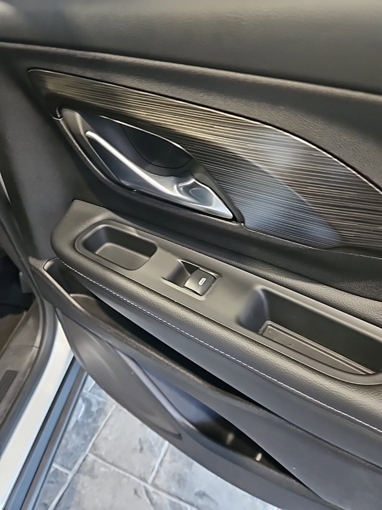 Used 2024 GMC Terrain SLT image 15