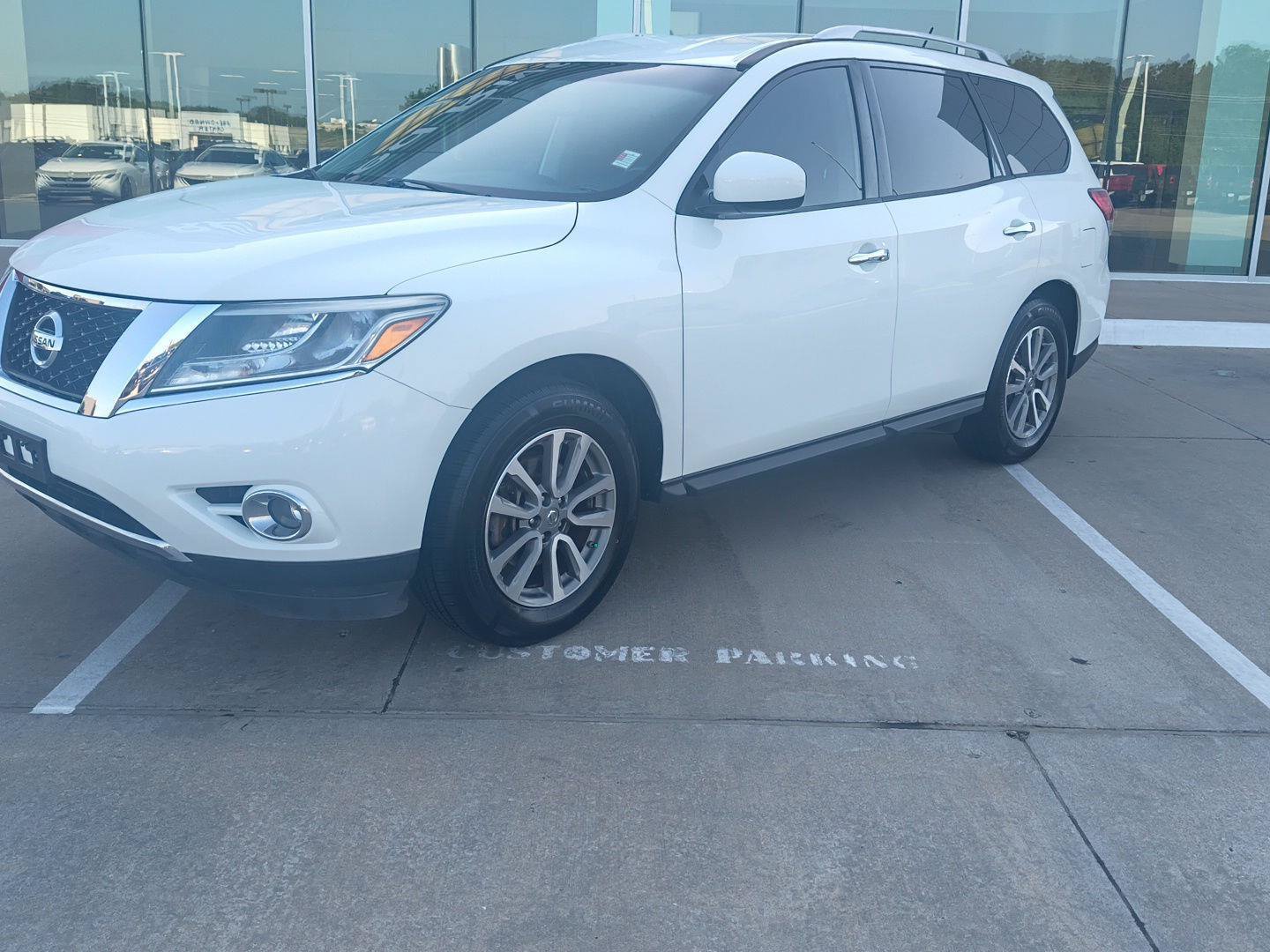 Used 2016 Nissan Pathfinder SV FWD image 2