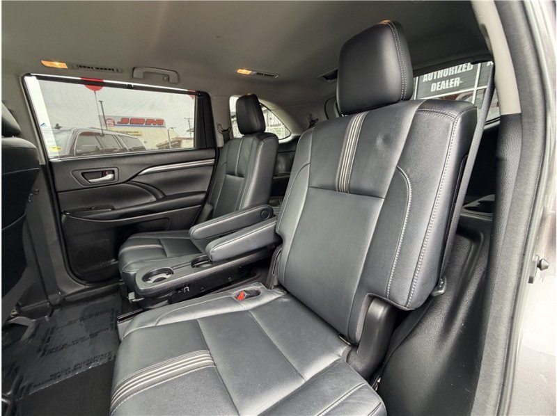 Used 2017 Toyota Highlander SE FWD image 24