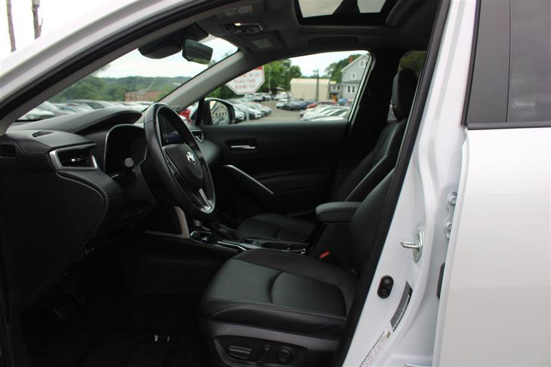 Used 2024 Toyota Corolla Cross XLE w/ Convenience Package FWD image 10
