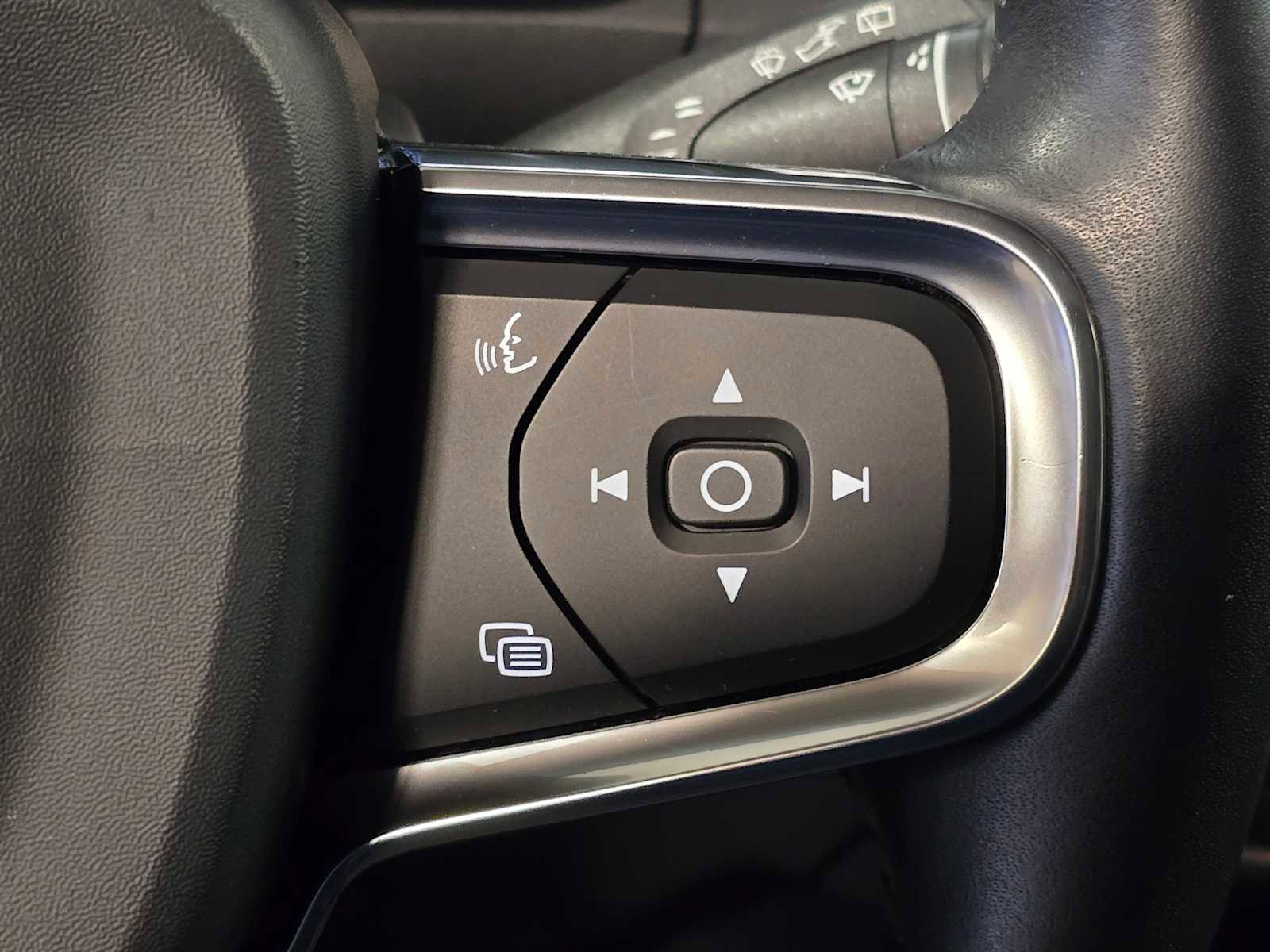 Used 2019 Volvo XC40 T5 Momentum image 21