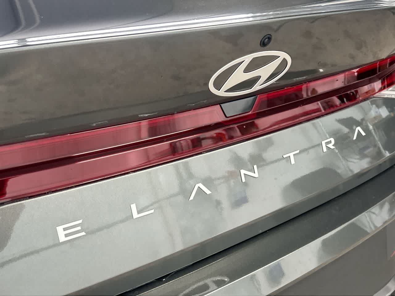 Used 2025 Hyundai Elantra SE FWD image 10