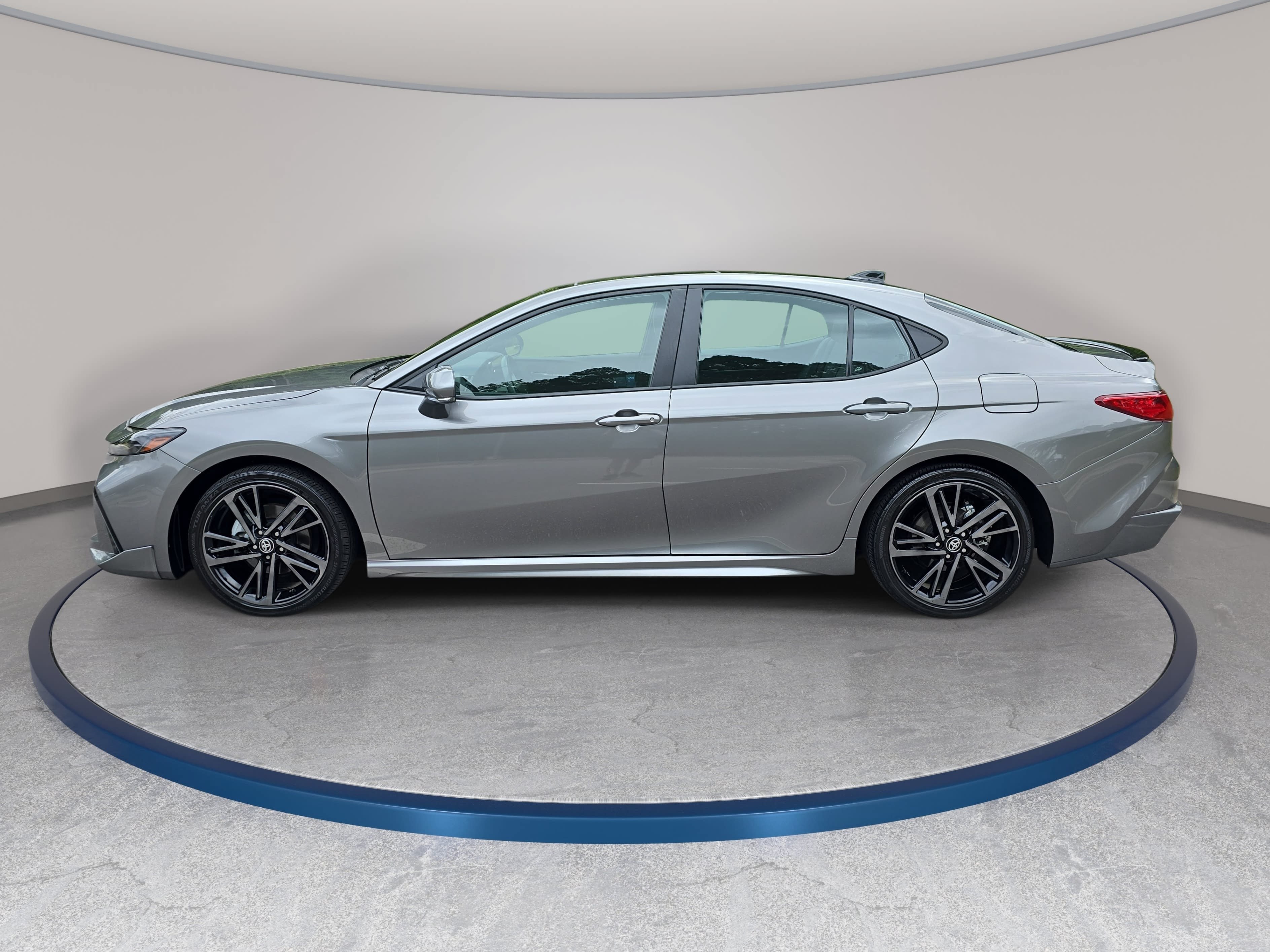 Used 2025 Toyota Camry XSE FWD image 8