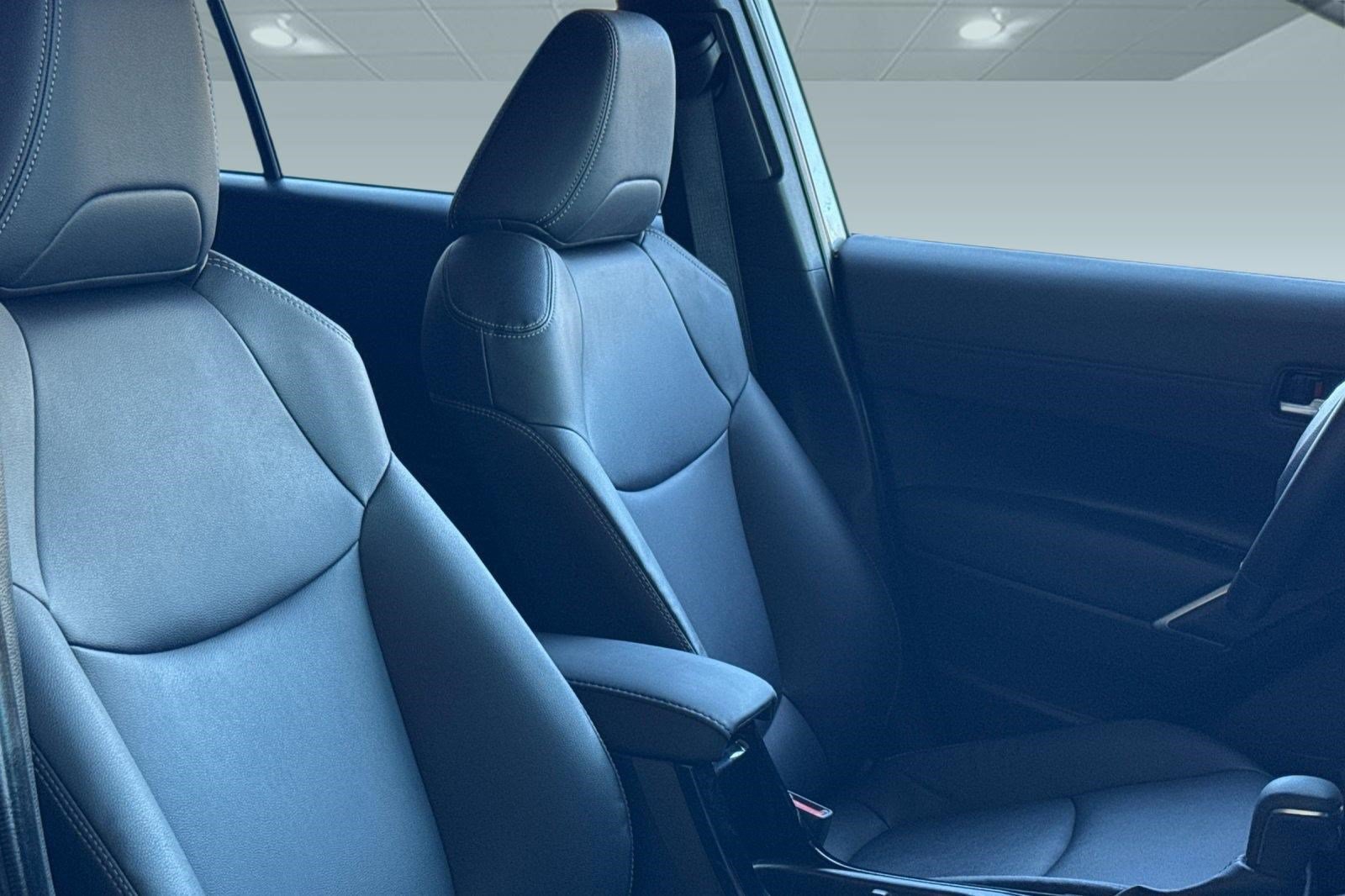 Used 2023 Toyota Corolla Cross XLE w/ Convenience Package FWD image 32