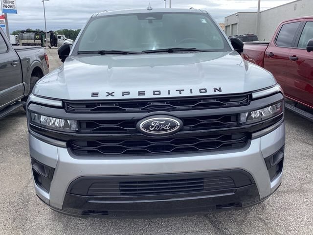 Used 2024 Ford Expedition Max Limited AWD/4WD image 2