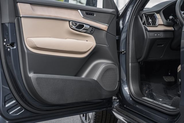 New 2026 Volvo XC90 T8 Plus w/ Protection Package Premier image 38