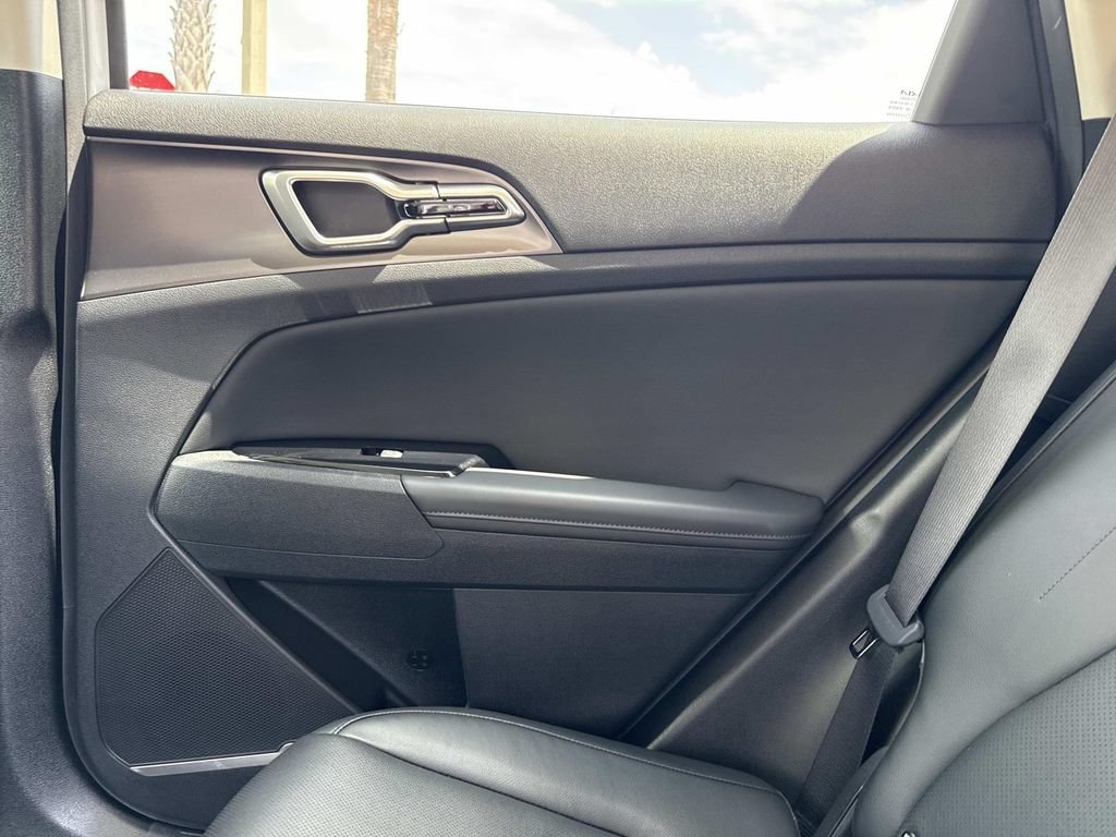 Used 2025 Kia Sportage EX FWD image 17