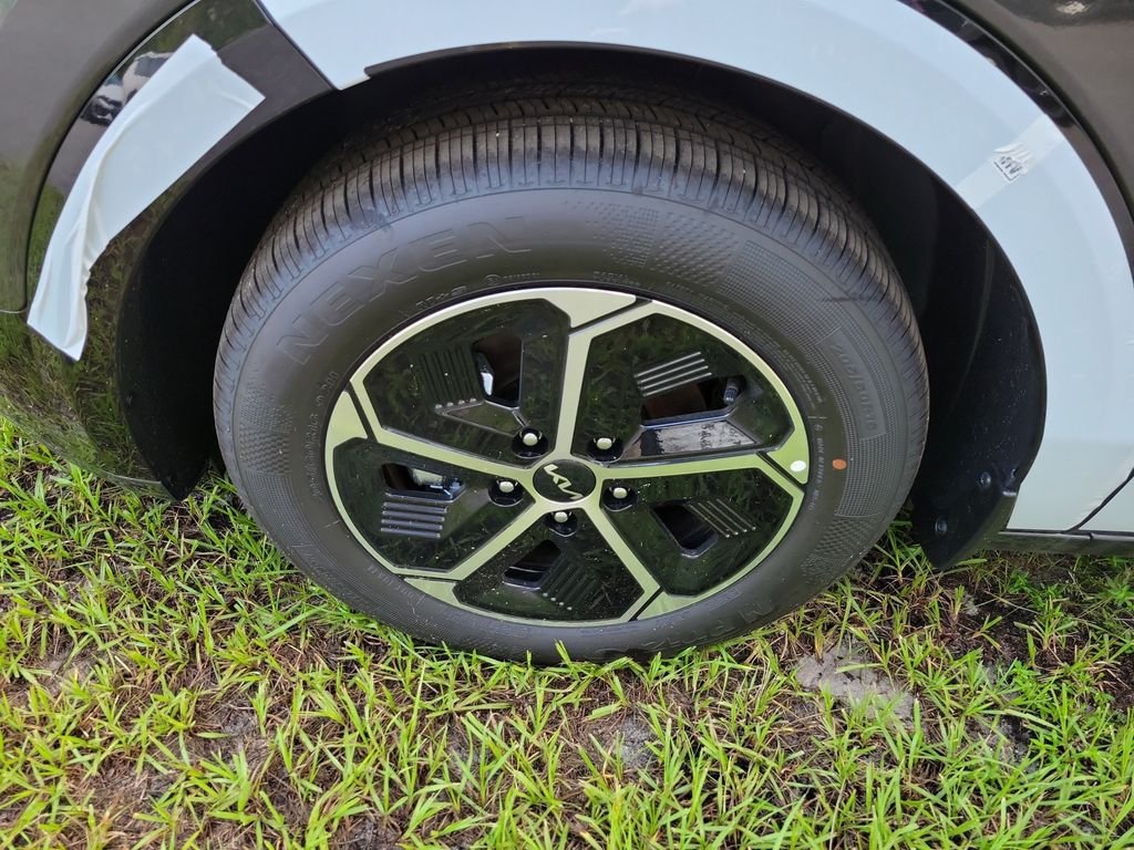 New 2026 Kia Niro FWD image 3