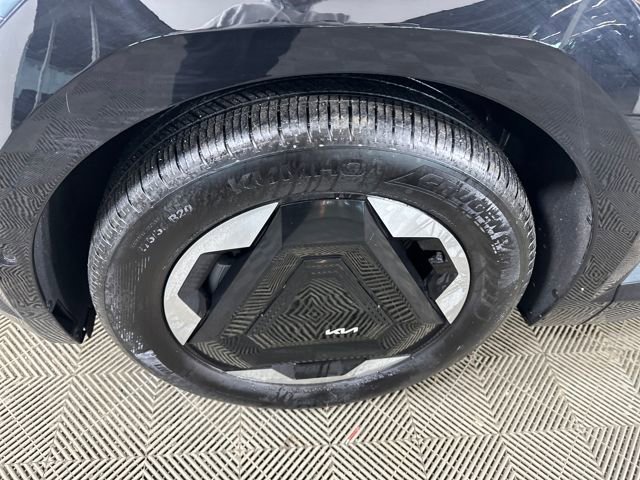 Used 2024 Kia EV9 Land image 10