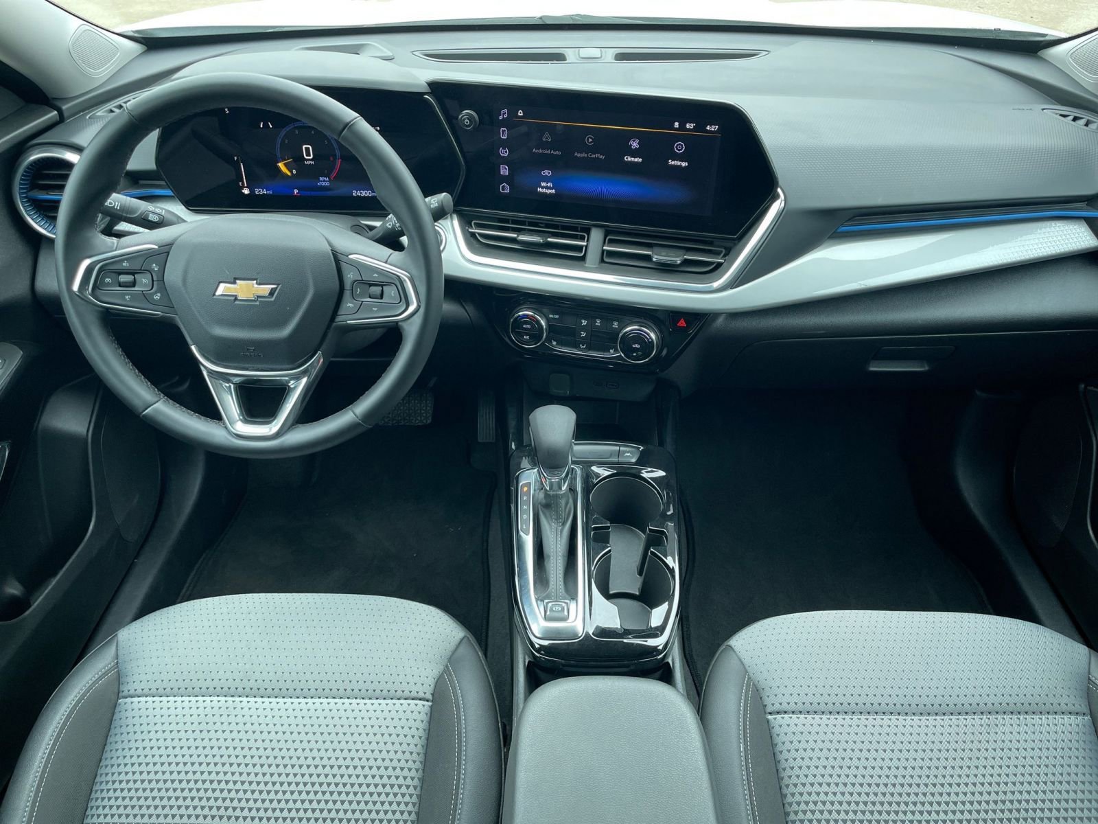 Used 2025 Chevrolet Trax LT w/ LT Convenience Package FWD image 17