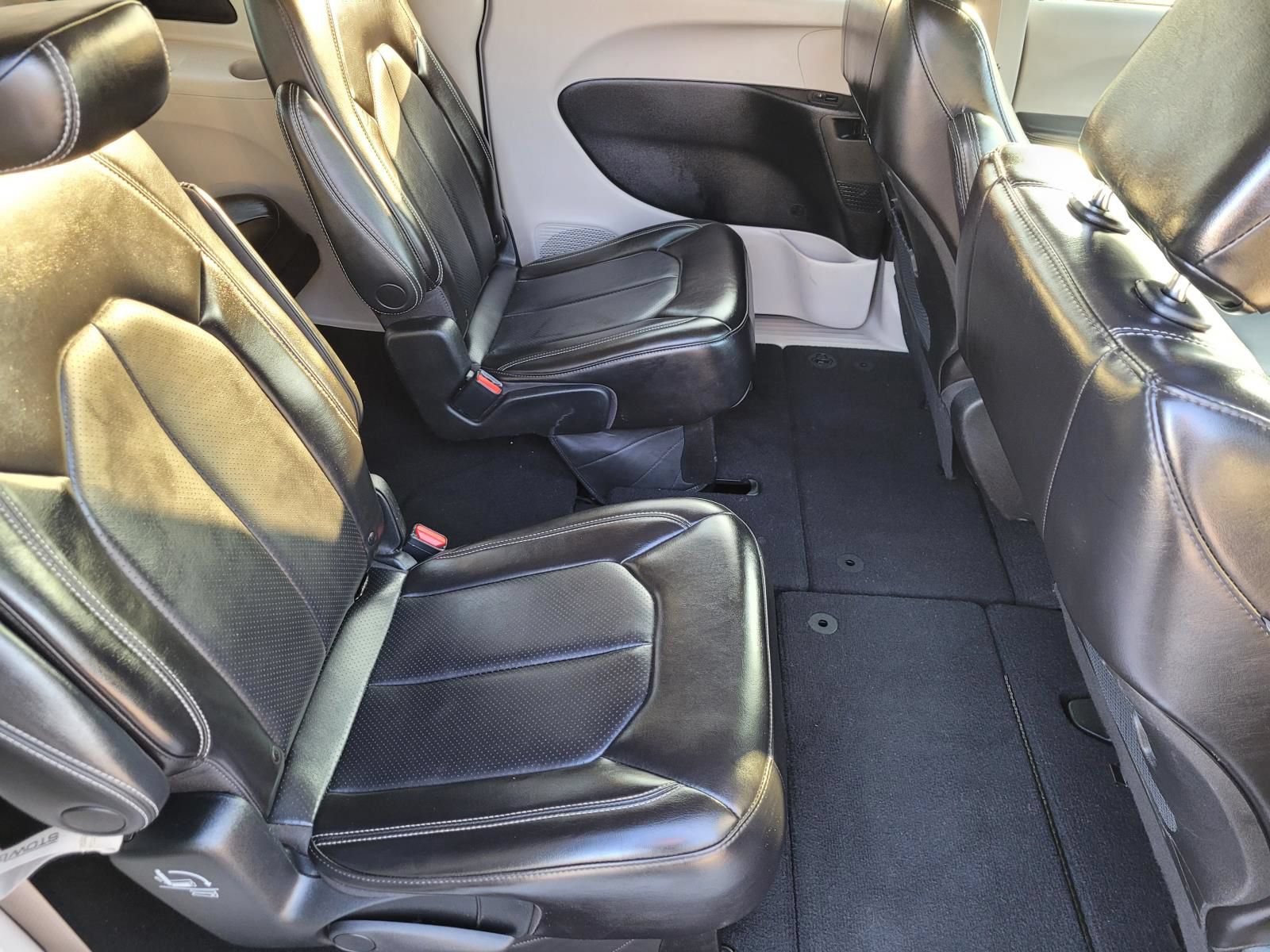 Used 2023 Chrysler Pacifica Touring-L FWD image 11