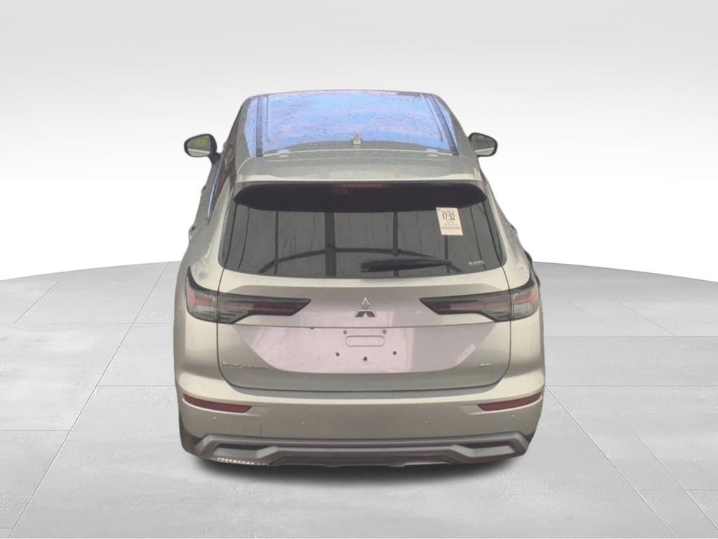 Used 2025 Mitsubishi Outlander AWD image 2