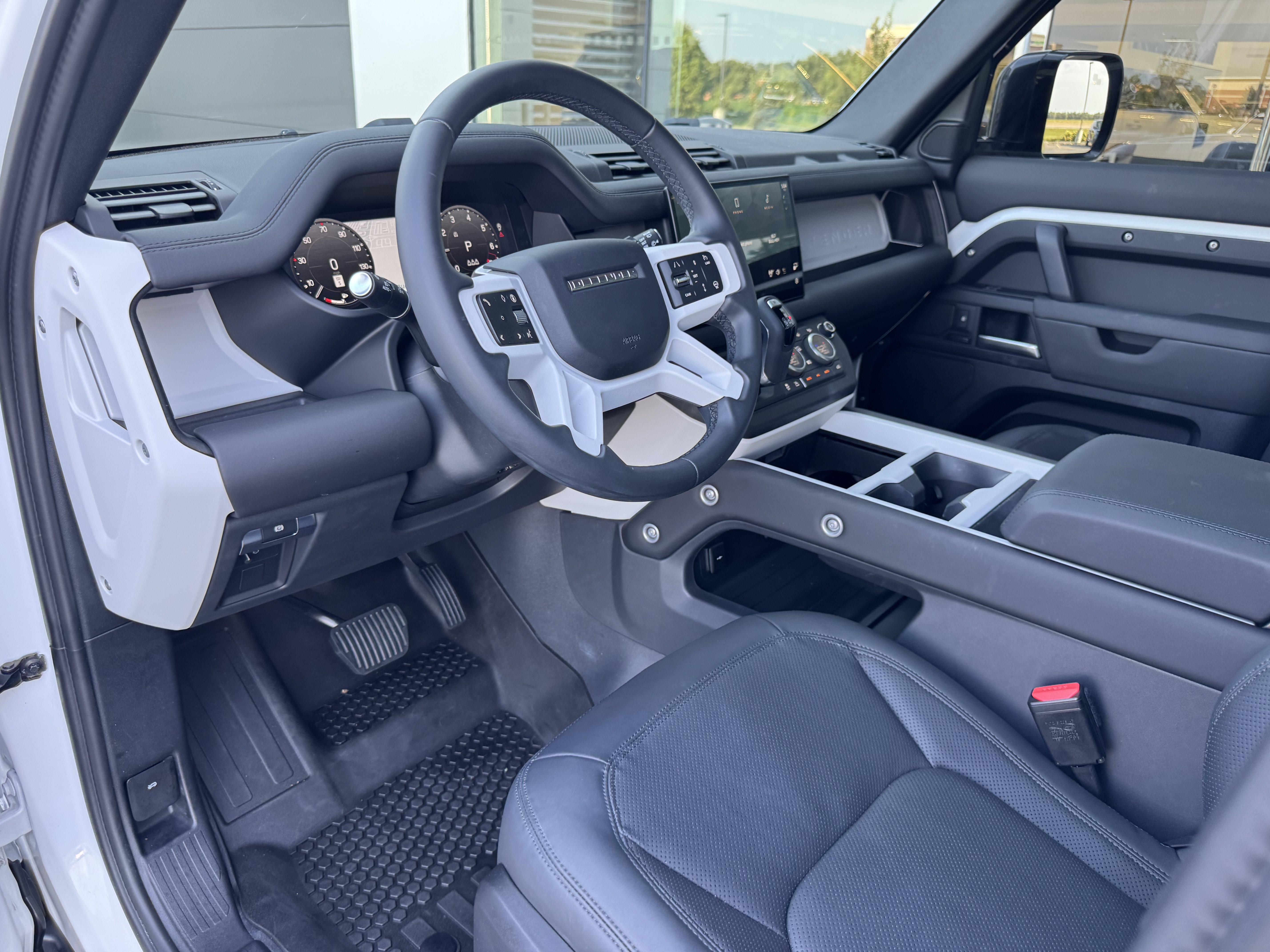 Certified 2025 Land Rover Defender 110 X-Dynamic SE AWD/4WD image 13