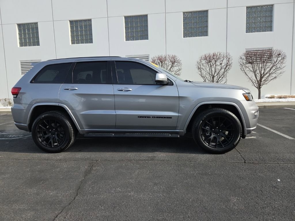 Used 2019 Jeep Grand Cherokee Altitude image 9