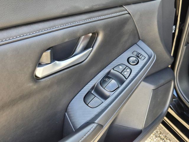 Used 2025 Nissan Sentra SV image 14