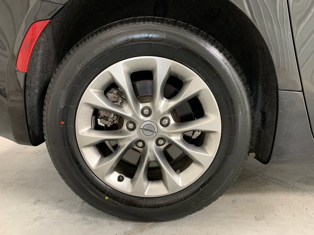 Used 2023 Chrysler Pacifica Touring-L w/ Uconnect Theater Family Group AWD/4WD image 10