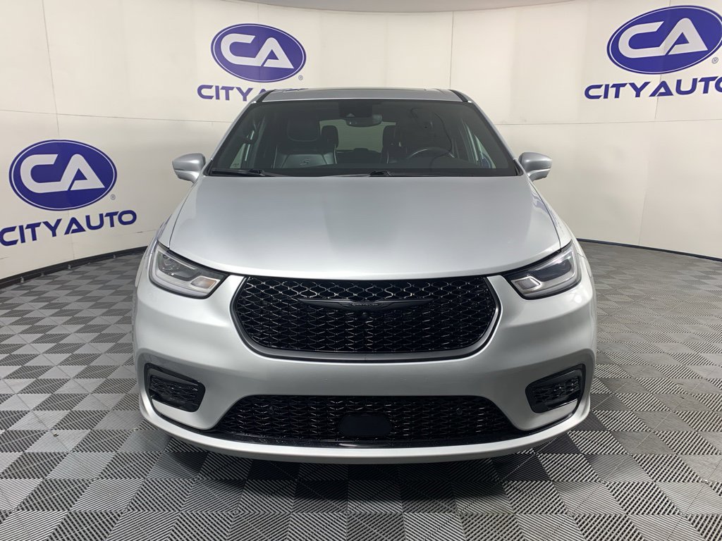 Used 2022 Chrysler Pacifica Limited w/ Uconnect Theater Family Group image 9