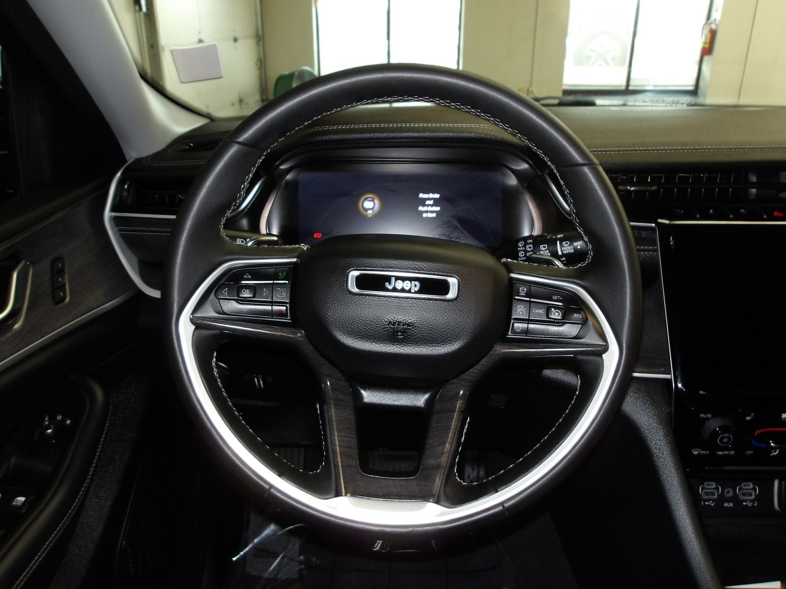 Used 2023 Jeep Grand Cherokee L Limited w/ Luxury Tech Group II AWD/4WD image 14