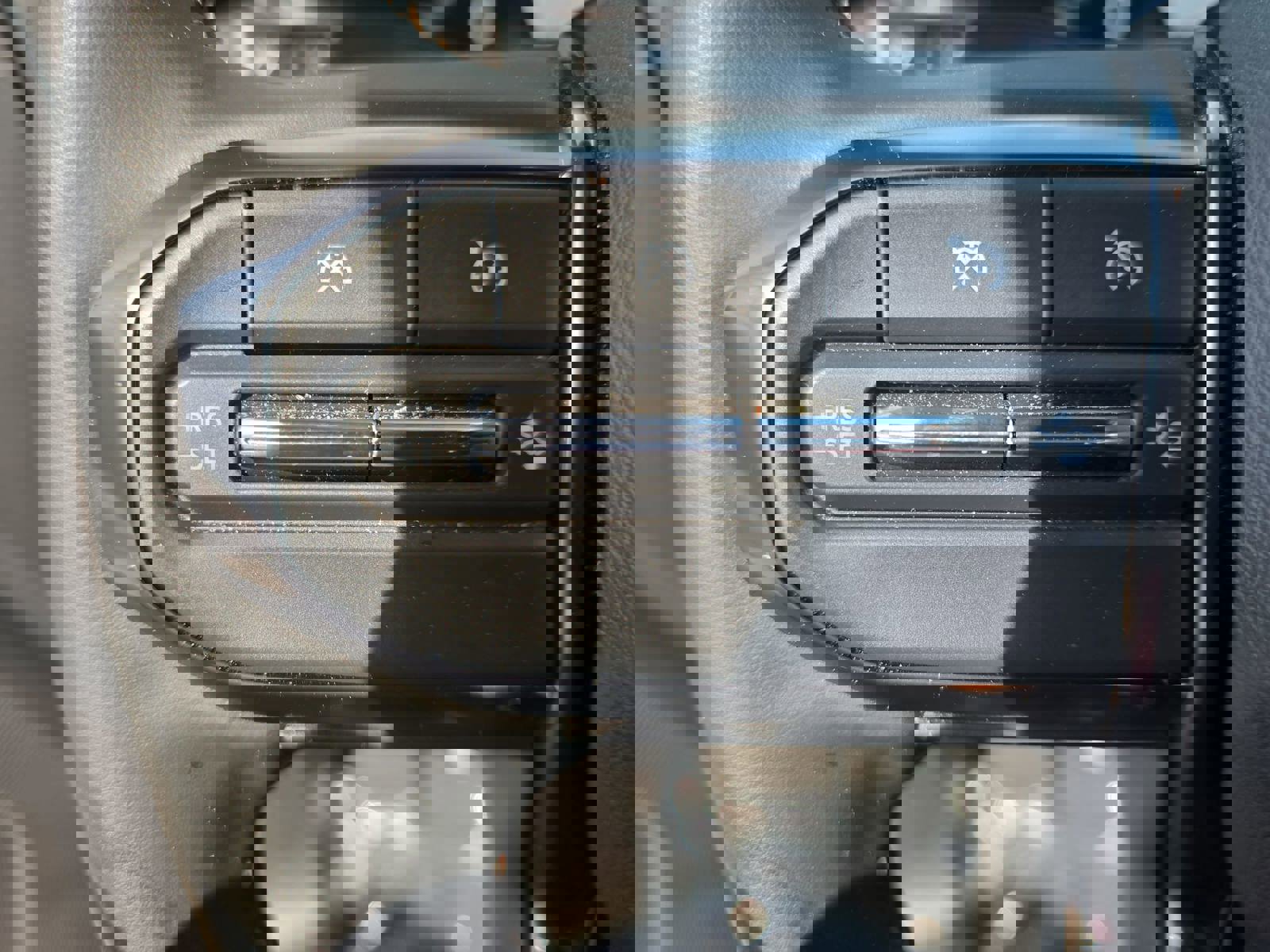 Used 2025 GMC Canyon AT4 w/ Nightfall Edition image 19