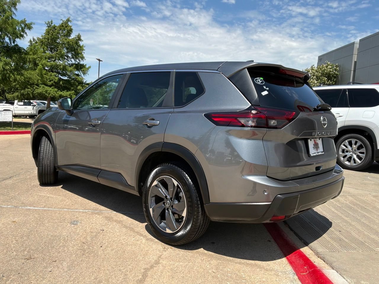 Used 2025 Nissan Rogue SV FWD image 8