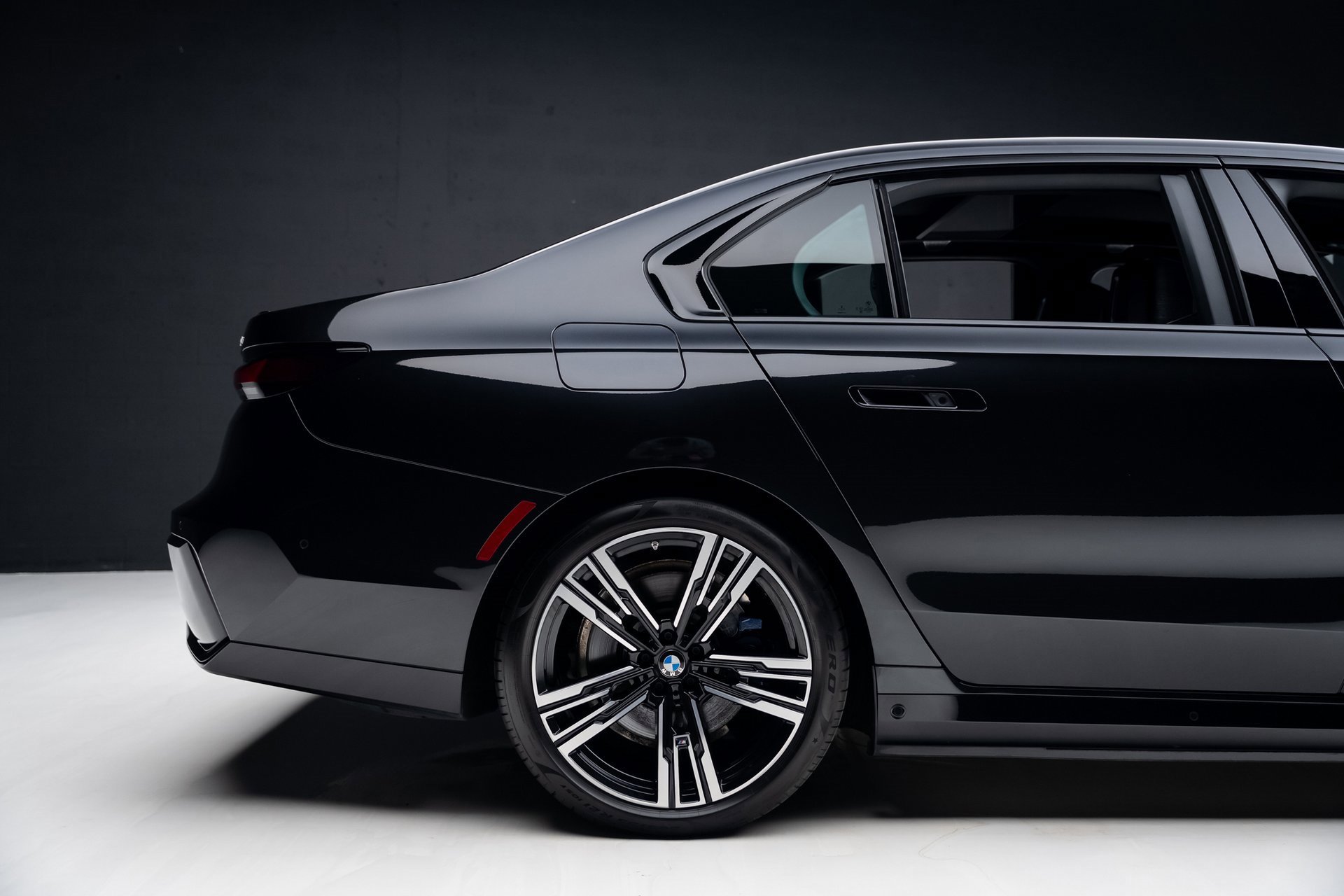 Used 2023 BMW i7 xDrive60 w/ Executive Package 2 image 35