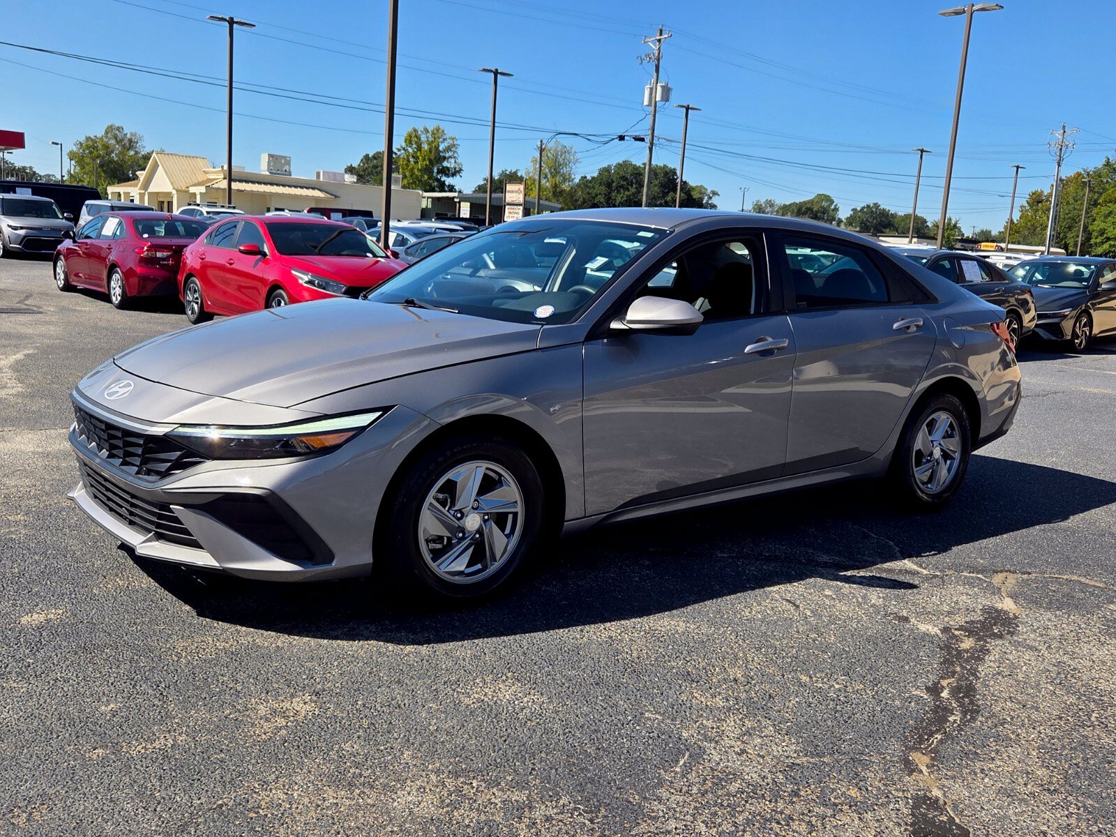 Used 2024 Hyundai Elantra SE FWD image 3