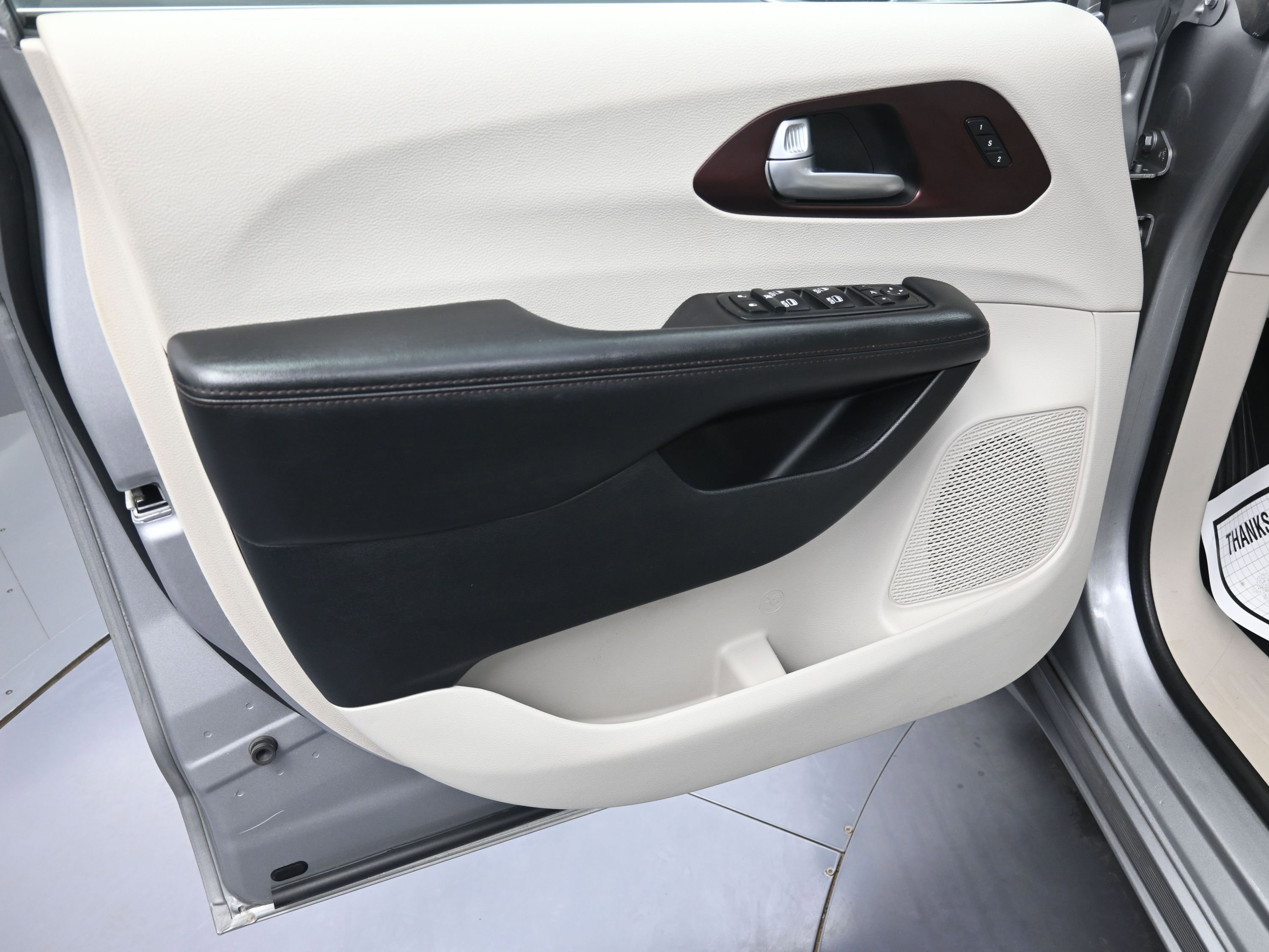 Used 2017 Chrysler Pacifica Limited w/ UConnect Theater Package image 16