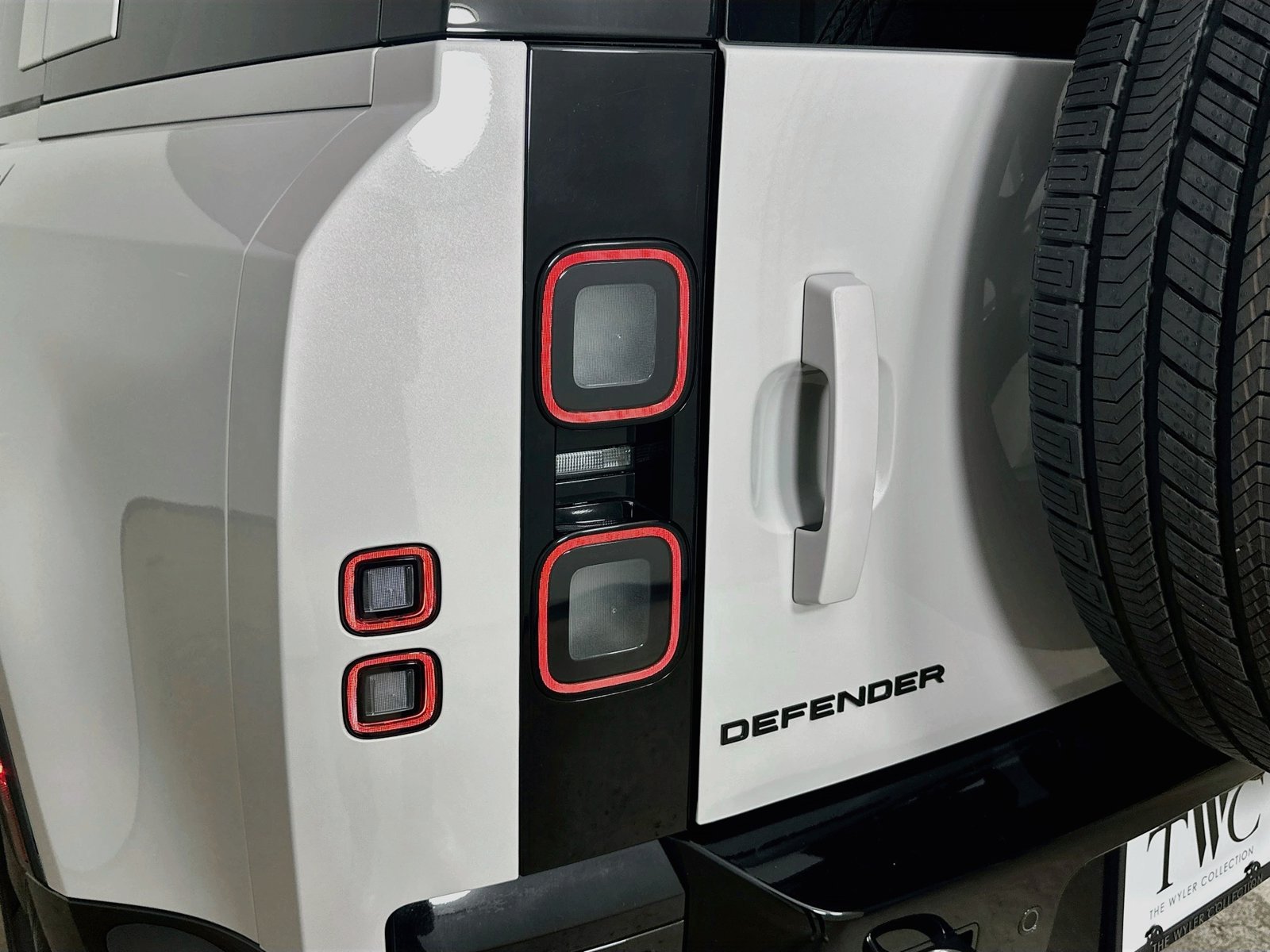 New 2026 Land Rover Defender 110 X-Dynamic SE AWD/4WD image 12