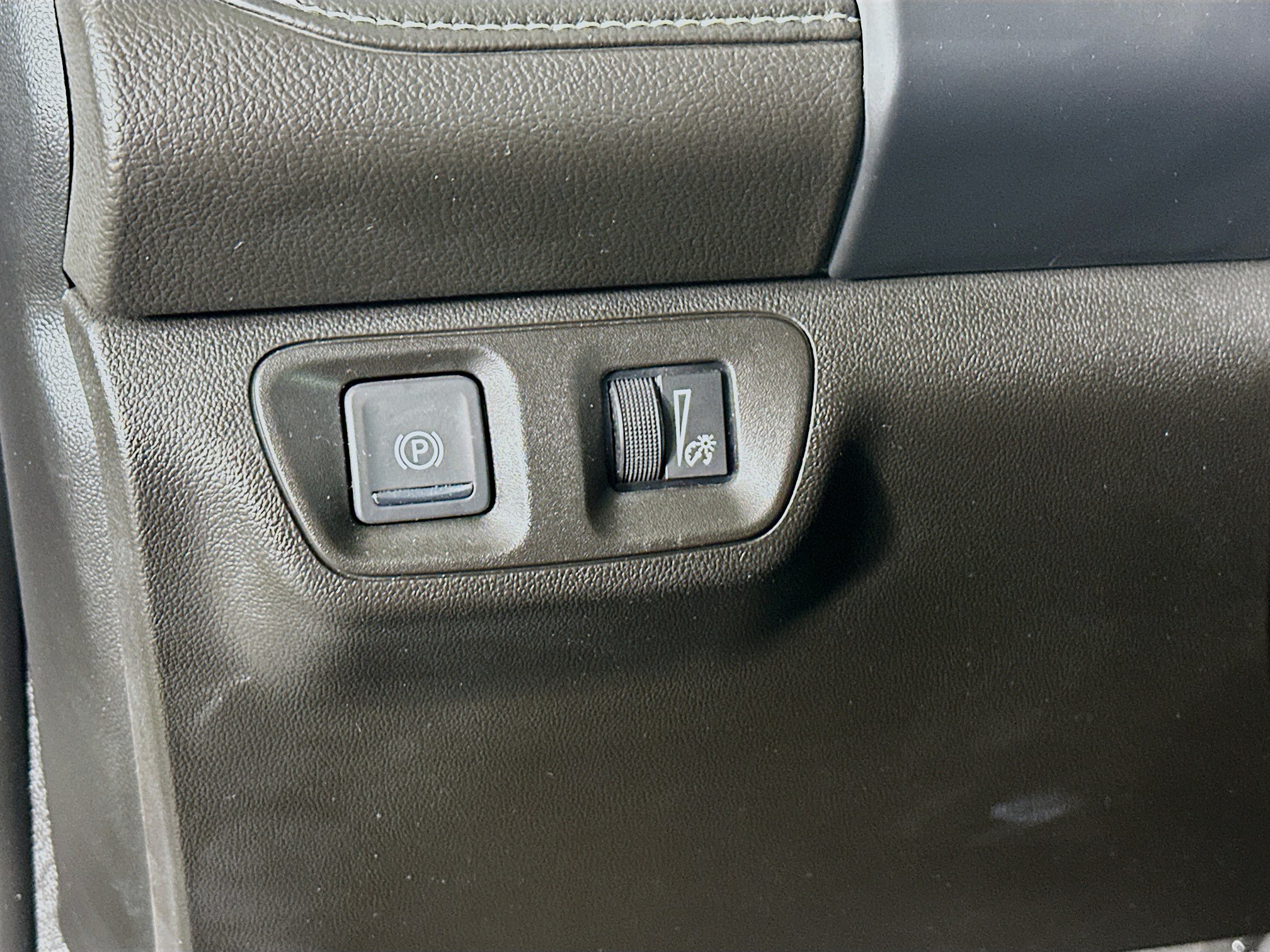 Used 2022 GMC Acadia SLE FWD image 17
