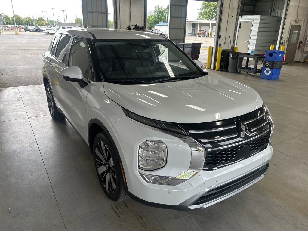 Used 2025 Mitsubishi Outlander SE FWD image 1