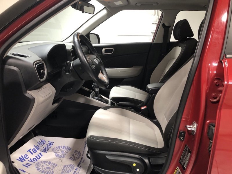 Used 2023 Hyundai Venue SEL image 18