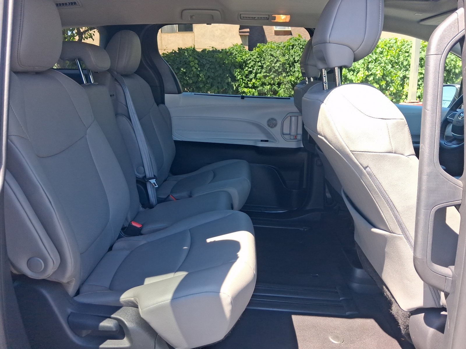 Certified 2025 Toyota Sienna XLE FWD image 27