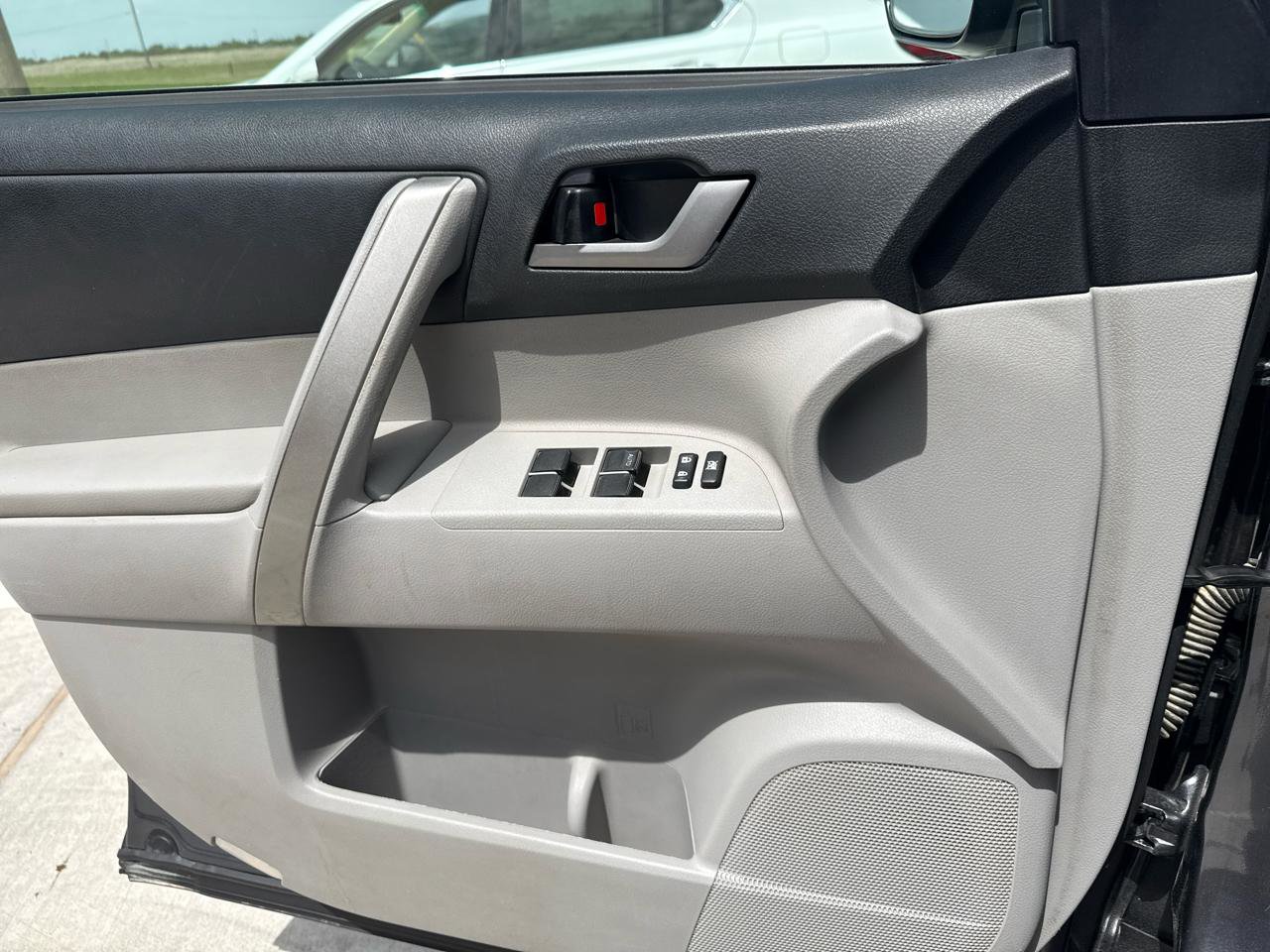 Used 2012 Toyota Highlander SE FWD image 30