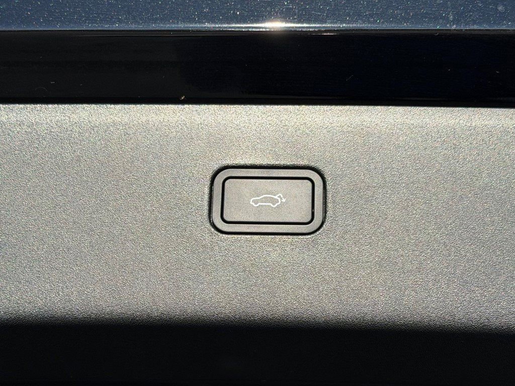 Certified 2025 Volvo EX30 Ultra image 21