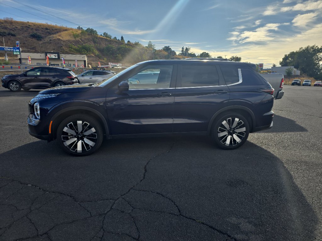 Used 2025 Mitsubishi Outlander SE AWD/4WD image 4