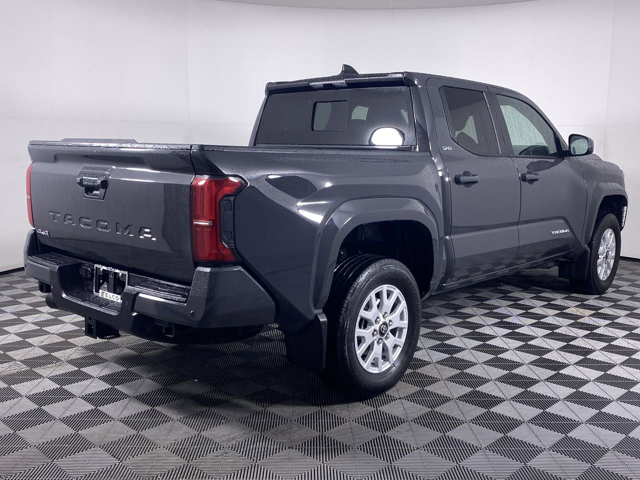 Used 2025 Toyota Tacoma SR5 w/ SR5 Upgrade Package AWD/4WD image 27